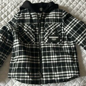 Burberry boys heavy flannel lined jacket size 8 with hood
Great condition!